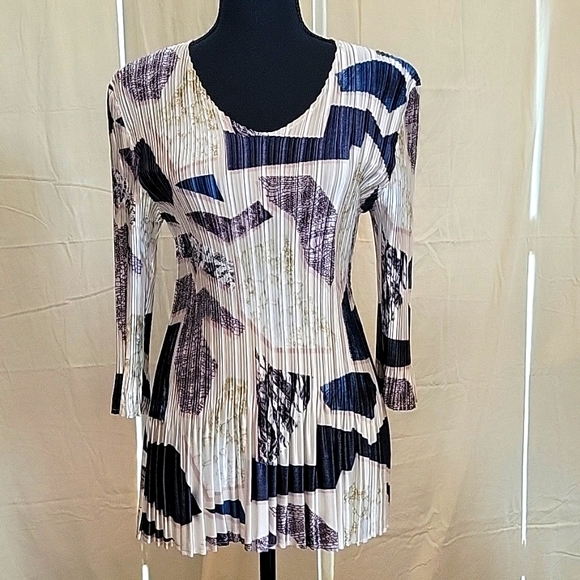 Magic Mini pleat 3/4 sleve v-neck - Picture 1 of 7